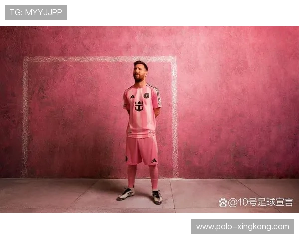 粉色球衣闪耀赛场 这位足球明星用实力征服世界