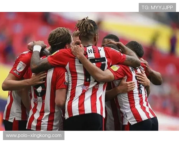 足球球星二选一挑战赛：谁能在对决中笑到最后揭开最强王者之谜